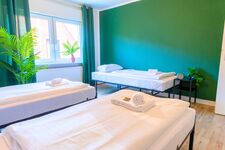 Direkter Blick auf die drei Betten in Schlafzimmer 1 – alle flexibel stellbar für optimalen Komfort. Direkter Blick auf die drei Betten in Schlafzimmer 1 – alle flexibel stellbar für optimalen Komfort.
