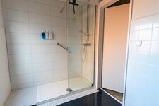 Ebenerdige Dusche im Duschbad – komfortabel und barrierefrei für eine schnelle Erfrischung nach dem Arbeitstag. Ebenerdige Dusche im Duschbad – komfortabel und barrierefrei für eine schnelle Erfrischung nach dem Arbeitstag.