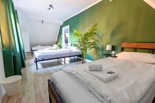 Schlafzimmer 3: Flexibel anpassbare Betten – können nach Bedarf getrennt oder zu Doppelbetten zusammengeschoben werden, je nachdem, was für deine Kollegen am bequemsten ist. Schlafzimmer 3: Flexibel anpassbare Betten – können nach Bedarf getrennt oder zu Doppelbetten zusammengeschoben werden, je nachdem, was für deine Kollegen am bequemsten ist.