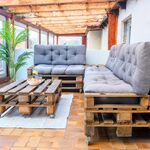 Große Dachterrasse mit gemütlicher Sitzgelegenheit – perfekt, um den Feierabend gemeinsam ausklingen zu lassen. Große Dachterrasse mit gemütlicher Sitzgelegenheit – perfekt, um den Feierabend gemeinsam ausklingen zu lassen.