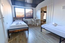 Schlafzimmer 2 mit zwei bequemen Einzelbetten – ideal für Kollegen, die gemeinsam übernachten. Schlafzimmer 2 mit zwei bequemen Einzelbetten – ideal für Kollegen, die gemeinsam übernachten.
