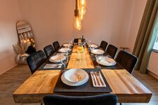Großer Tisch mit Platz für bis zu 8 Personen – zusätzliche Hocker für die 9. und 10. Person sind ebenfalls vorhanden Großer Tisch mit Platz für bis zu 8 Personen – zusätzliche Hocker für die 9. und 10. Person sind ebenfalls vorhanden