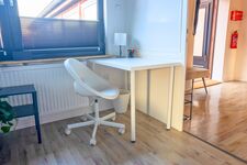 Schlafzimmer 2 mit praktischem Arbeitsplatz – ideal für Laptop-Arbeiten oder Notizen. Schlafzimmer 2 mit praktischem Arbeitsplatz – ideal für Laptop-Arbeiten oder Notizen.
