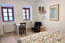 Schlafzimmer 1 mit Doppelbett, Schreibtisch Schlafzimmer 1 mit Doppelbett, Schreibtisch