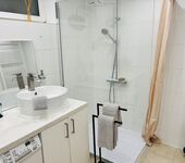 Neuwertiges, modernes Bad mit großer Dusche, Waschbecken, Waschmaschine, WC extra und Zentralheizung Neuwertiges, modernes Bad mit großer Dusche, Waschbecken, Waschmaschine, WC extra und Zentralheizung