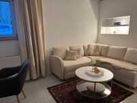 Helles und gemütliches Wohn-/Schlafzimmer mit zwei separat stehenden Einzelbetten, Couch, Schreibtisch und Spiegel. Die praktische Einrichtung eignet sich ideal für Arbeitsaufenthalte und längere Aufenthalte. Helles und gemütliches Wohn-/Schlafzimmer mit zwei separat stehenden Einzelbetten, Couch, Schreibtisch und Spiegel. Die praktische Einrichtung eignet sich ideal für Arbeitsaufenthalte und längere Aufenthalte.