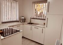 Neuwertige, voll ausgestattete Küche mit Backofen, Kühlschrank mit Tiefkühlfach, Dampfgarer, Toaster und umfangreichen Koch- und Küchenutensilien. Neuwertige, voll ausgestattete Küche mit Backofen, Kühlschrank mit Tiefkühlfach, Dampfgarer, Toaster und umfangreichen Koch- und Küchenutensilien.