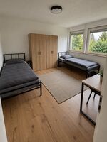 Großzügiges Doppelzimmer mit TV und WLAN Großzügiges Doppelzimmer mit TV und WLAN