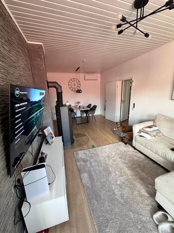 Wohnzimmer -Da die Wohnung aktuell noch Vermietet ist , konnte die Einrichtung noch nicht fertiggestellt werden. Später stehen hier eine andere Couch ( Schlafcouch) und ein anderer Fernseher. Wohnzimmer -Da die Wohnung aktuell noch Vermietet ist , konnte die Einrichtung noch nicht fertiggestellt werden. Später stehen hier eine andere Couch ( Schlafcouch) und ein anderer Fernseher.