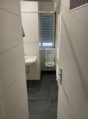 Bad mit Dusche und WC Bad mit Dusche und WC