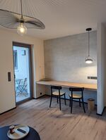 Arbeitsbereich und Balkon Arbeitsbereich und Balkon