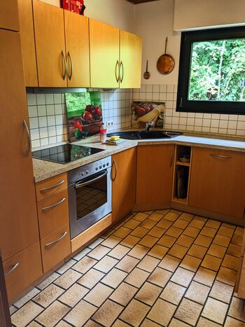 Hauptküche im EG mit Mikrowelle, Spülmaschine, Herd, Backofen, Kühlschrank Hauptküche im EG mit Mikrowelle, Spülmaschine, Herd, Backofen, Kühlschrank