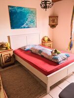 Schlafzimmer im EG mit einem großen Einzelbett Schlafzimmer im EG mit einem großen Einzelbett