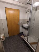 Badezimmer im UG mit Dusche und WC Badezimmer im UG mit Dusche und WC