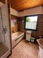 Badezimmer im EG mit Bad, Dusche und WC Badezimmer im EG mit Bad, Dusche und WC