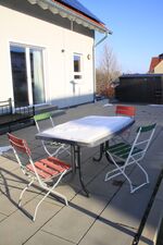 Terrasse mit Esstisch sowie Sitzecke Terrasse mit Esstisch sowie Sitzecke