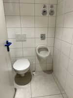 Toilette und Urinal (Wohnung B) Toilette und Urinal (Wohnung B)