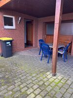 Eingang mit überdachtem Sitzbereich und Abstellraum Eingang mit überdachtem Sitzbereich und Abstellraum