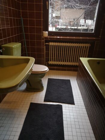 Bad mit Badewanne und WC Bad mit Badewanne und WC