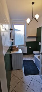 Bad mit Waschmaschine und Badewanne Bad mit Waschmaschine und Badewanne