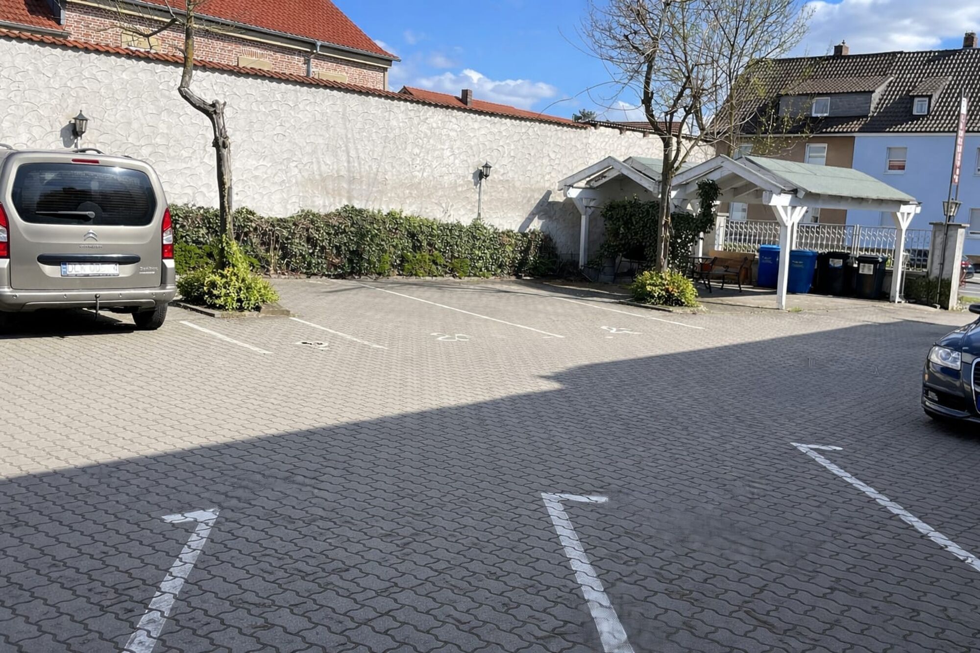Parkplätze sind direkt an der Pension vorhanden Parkplätze sind direkt an der Pension vorhanden