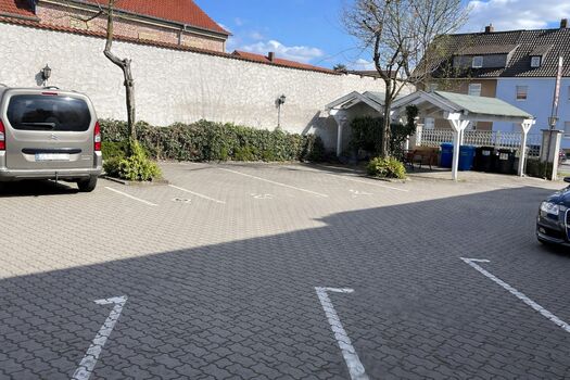 Parkplätze sind direkt an der Pension vorhanden Parkplätze sind direkt an der Pension vorhanden