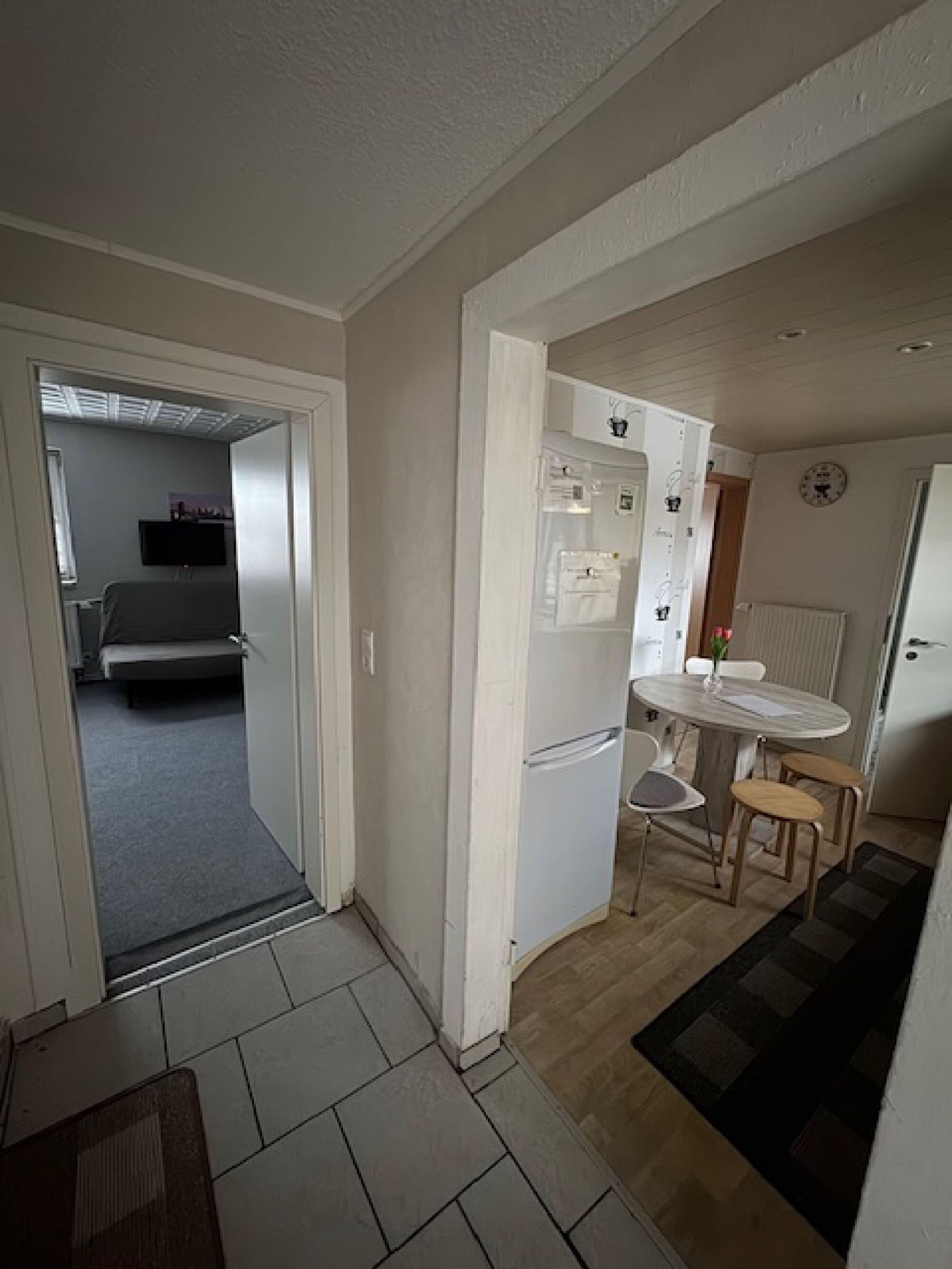 Flur zur Küche und SZ1 Flur zur Küche und SZ1