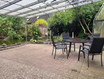 Überdachte Terrasse mit Sitzecke und Fischteich Überdachte Terrasse mit Sitzecke und Fischteich