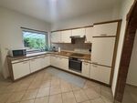 Küche mit Kaffeemaschine, Wasserkocher, Toaster, Mikrowelle, Herd, Kühlschrank Küche mit Kaffeemaschine, Wasserkocher, Toaster, Mikrowelle, Herd, Kühlschrank
