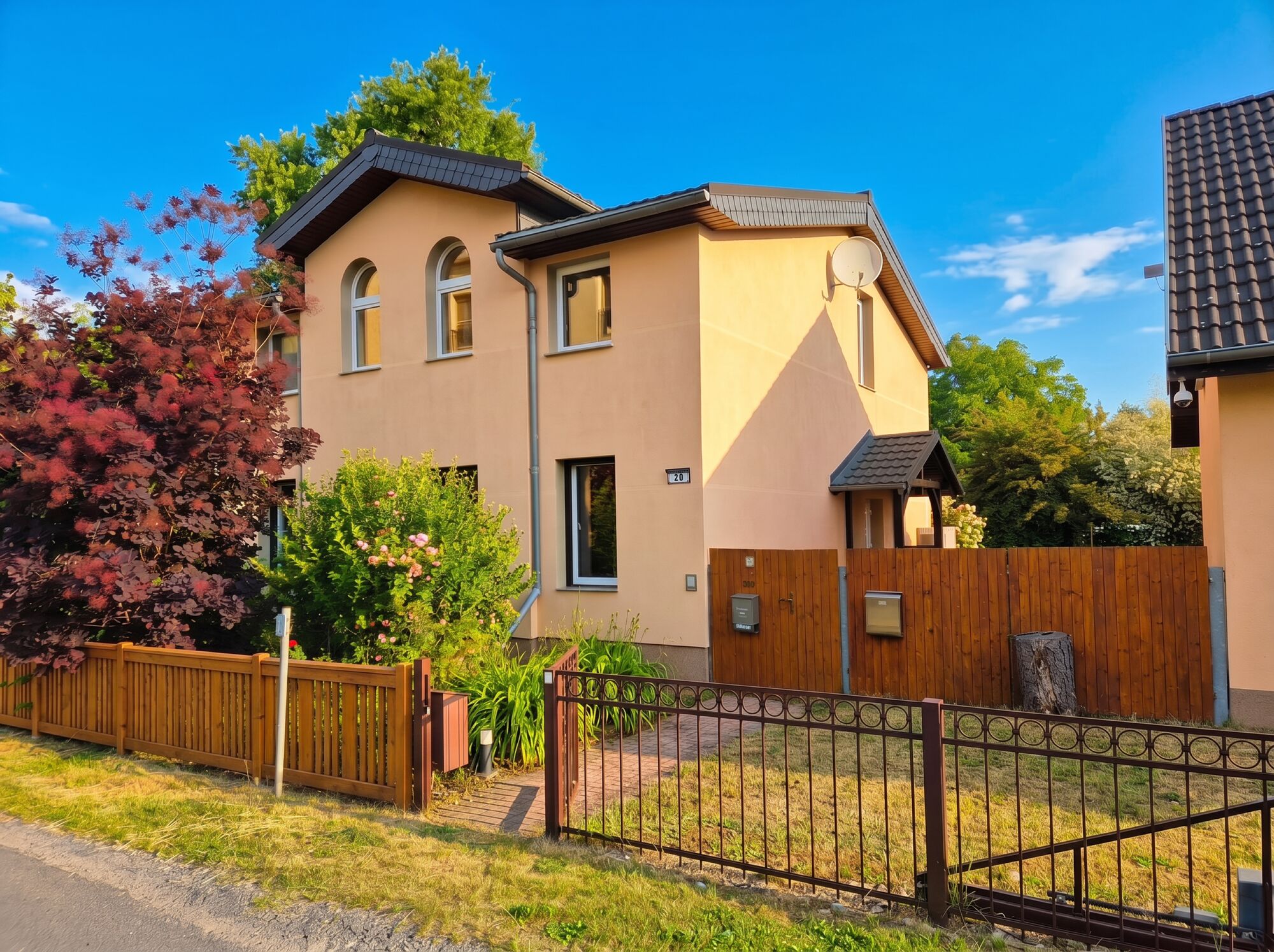 Unsere Unterkunft in der Augustastraße in Oranienburg bietet Platz für Monteure, Handwerker, Geschäftsreisende und Urlauber. Alle Zimmer sind modern eingerichtet und sofort bezugsfertig. Unsere Unterkunft in der Augustastraße in Oranienburg bietet Platz für Monteure, Handwerker, Geschäftsreisende und Urlauber. Alle Zimmer sind modern eingerichtet und sofort bezugsfertig.