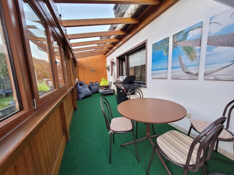 Urlaubsfeeling pur in Trier: Genieße unseren überdachten Balkon mit Grill. Urlaubsfeeling pur in Trier: Genieße unseren überdachten Balkon mit Grill.