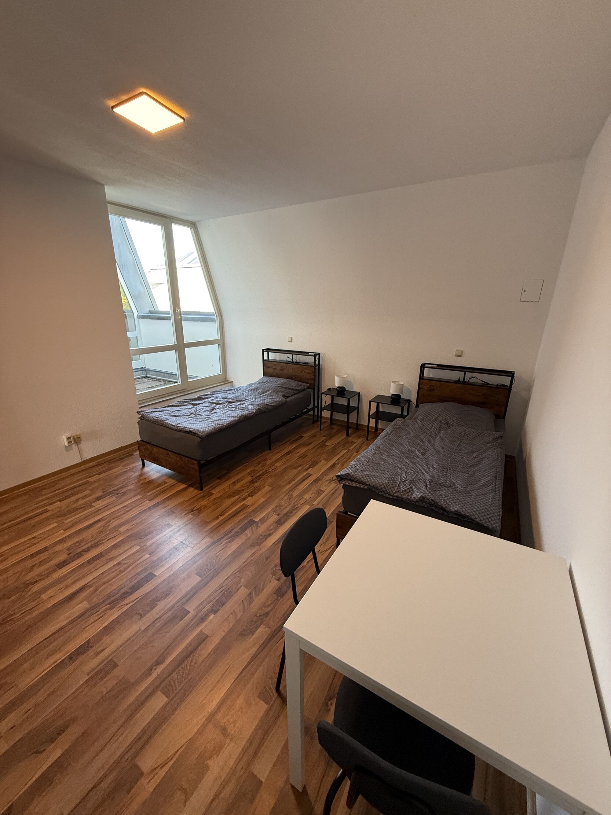 Gemütliches Schlafzimmer mit Einzelbetten und Sitzgelegenheit Gemütliches Schlafzimmer mit Einzelbetten und Sitzgelegenheit