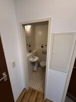 Separates Gäste-WC mit Waschbecken Separates Gäste-WC mit Waschbecken