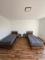 Gepflegtes Zweibettzimmer mit ausreichend Bewegungsfreiheit Gepflegtes Zweibettzimmer mit ausreichend Bewegungsfreiheit
