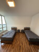 Helles Schlafzimmer mit zwei getrennten Betten und Fensterfront Helles Schlafzimmer mit zwei getrennten Betten und Fensterfront