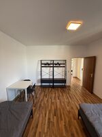 Praktisch eingerichtetes Monteurzimmer mit Garderobe und Sitzgelegenheiten Praktisch eingerichtetes Monteurzimmer mit Garderobe und Sitzgelegenheiten