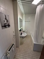 Gepflegtes Badezimmer mit Waschbecken und Badewanne Gepflegtes Badezimmer mit Waschbecken und Badewanne