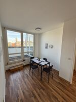 Heller Essbereich mit Tisch, Stühlen und großem Fenster Heller Essbereich mit Tisch, Stühlen und großem Fenster