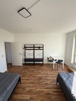 Geräumiges Schlafzimmer mit Garderobe und Sitzbereich Geräumiges Schlafzimmer mit Garderobe und Sitzbereich
