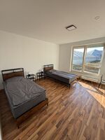 Helles, geräumiges Schlafzimmer mit zwei separaten Einzelbetten Helles, geräumiges Schlafzimmer mit zwei separaten Einzelbetten