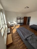 Lichtdurchfluteter Schlafbereich mit praktischen Aufbewahrungsmöglichkeiten Lichtdurchfluteter Schlafbereich mit praktischen Aufbewahrungsmöglichkeiten