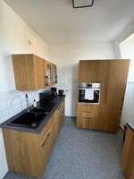 Voll ausgestattete Küche mit Backofen, Mikrowelle und Spülmaschine Voll ausgestattete Küche mit Backofen, Mikrowelle und Spülmaschine