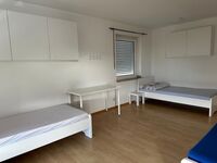 Zimmer mit Bett und Arbeitstisch Zimmer mit Bett und Arbeitstisch