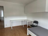 Zimmer mit Arbeitstisch und Bett Zimmer mit Arbeitstisch und Bett