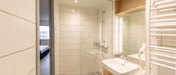 Bad mit WC und Waschtisch Bad mit WC und Waschtisch