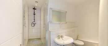 Bad mit Regendusche Bad mit Regendusche