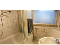 Bad mit Badewanne und Duschwand Bad mit Badewanne und Duschwand