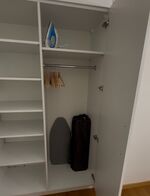 Kleiderschrank, Bügeleisen und Babybett Kleiderschrank, Bügeleisen und Babybett