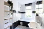 Komfortable Badezimmer mit Dusche, Pflegeartikeln und Stauraum. Komfortable Badezimmer mit Dusche, Pflegeartikeln und Stauraum.