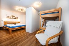 Stockbett, Doppelbett mit Raumtrenner Schrank Stockbett, Doppelbett mit Raumtrenner Schrank